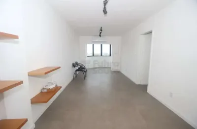 Apartamento semi mobiliado com 2 dormitórios no edifício solar dom rafael - localização estratégica no centro