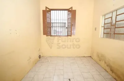 Casa com 2 quartos para alugar na Rua Bento Martins, 17893742, Centro, Pelotas