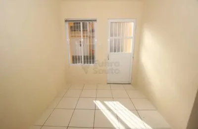 Sobrado com 2 dormitórios, sacada e área externa privativa no fragata - condomínio tranquilo próximo à theodoro muller