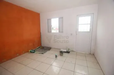 Encantadora casa com 2 dormitórios e amplo pátio no bairro três vendas