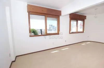 Kitinete no Edifício Mondrian - Centro de Pelotas, com Excelente Posição Solar