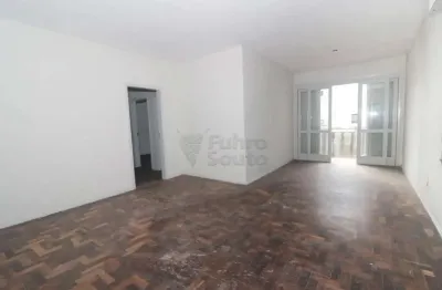 Apartamento espaçoso de 3 dormitórios com vista privilegiada no centro de pelotas.