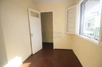 Apartamento com Sacada e Pátio no Centro de Pelotas - Conforto e Localização Privilegiada