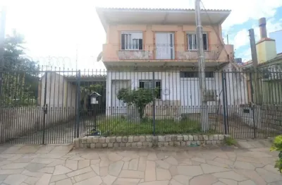 Sobrado Amplo em Pátio Compartilhado, Sacada e Espaço Gourmet no Fragata - Pelotas/RS