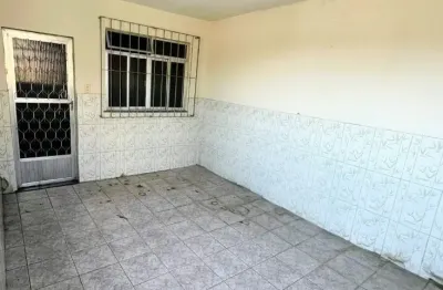 Casa com 2 quartos, garagem coberta, rua fechada em santíssimo rj