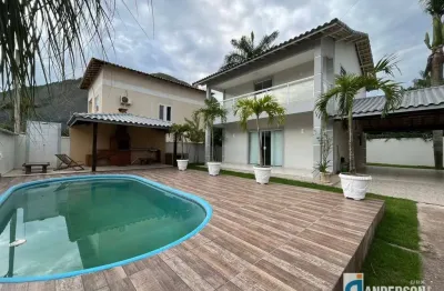 Casa de alto padrão  em condomínio com 4 quartos, piscina e churraqueira em itaipuaçu