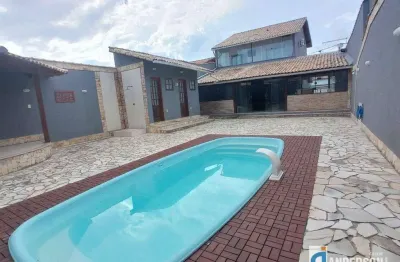 Maravilhosa casa 3 quartos (2 suítes) na quadra com piscina e churrasqueira no jd. atlântico oeste