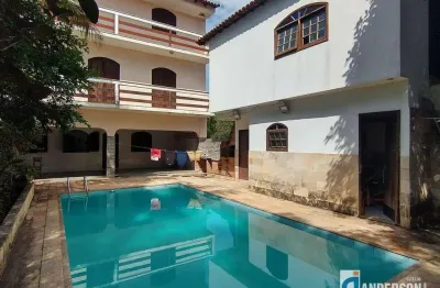 Triplex com 6 quartos (4 suítes) com piscina e churrasqueira prox. a praia no jd. atlântico central
