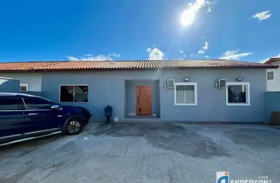 Excelente casa com 4 quartos (sendo 2 suítes) em condomínio fechado em itaipuaçu