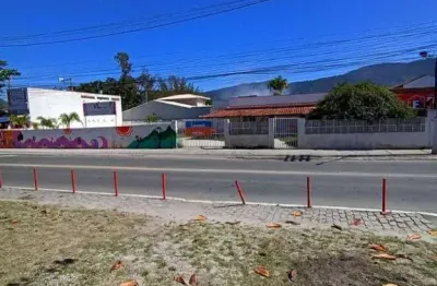 Espaço com 6 salas e 3 banheiros para alugar por r$ 10.000/mês - itaipuaçu - maricá/rj com estacionamento amplo