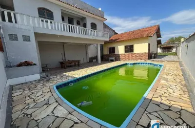 Casa 2 quartos com piscina e churrasqueira + anexo 2 suítes prox. a praia no jd. atlântico leste