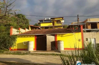 Itapeba, excelete casa duplex com 3 quartos, 2 suítes estilo colonial em condomínio fechado.