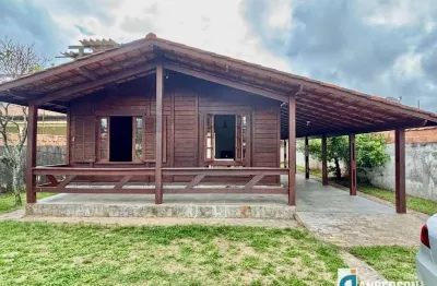 Maravilhosa casa  em madeira com 3 Quartos (1 suíte) com piscina e churrasqueira em terreno inteiro.