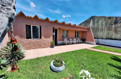 Casa com 5 dormitórios, anexo, espaço gourmet com churrasqueira, pertinho da praia em cidreira/rs