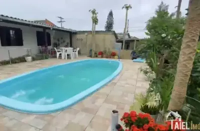 Casa com 3 dormitórios, espaço gourmet com churrasqueira e piscina na praia de cidreira/rs