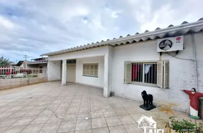 Casa de laje com 3 dormitórios e suíte no centro da praia de cidreira/rs