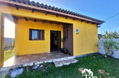 Casa com 2 dormitórios e pátio amplo em cidreira/rs