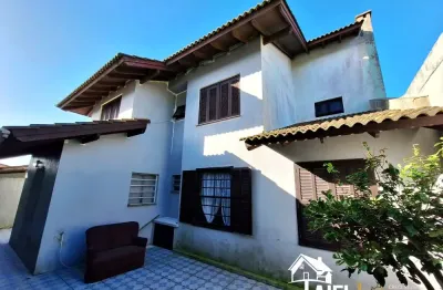 Casa com 6 dormitórios, salão de festas e anexo pertinho da praia em cidreira/rs