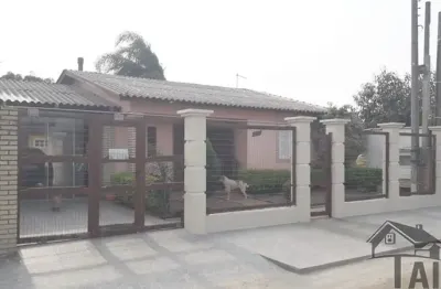 Casa com 2 dormitórios e anexo gourmet com churrasqueira em cidreira/rs