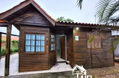 Casa mista com 3 dormitórios e espaço gourmet com churrasqueira na praia de cidreira/rs