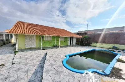 Casa mista com 4 dormitórios, 2 suítes e piscina no calçadão kanitã em cidreira/rs