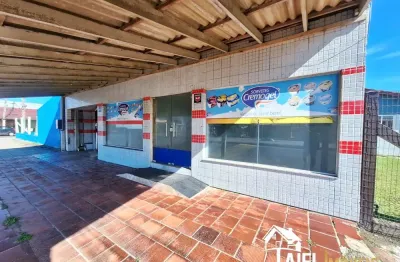 Casa com 3 dormitórios e ponto comercial na avenida mostardeiros em cidreira/rs