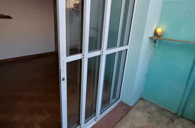 Sobrado com 60m², 01 quarto, 01 vg, rua francisco paulo 62,encostado  na praça silvio romero