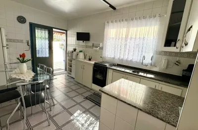 Belo sobrado de 03 quartos,sendo 01 suite,02 vagas, rua cervinho