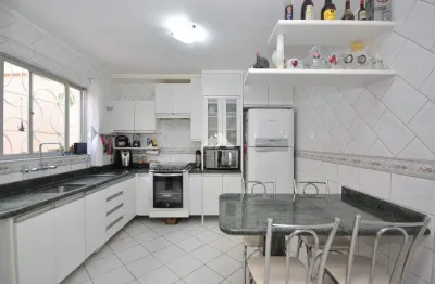 Sobrado pronto para morar com quintal 3 vagas 3 quartos sendo 1 suíte á venda
