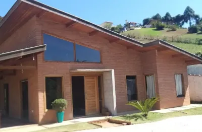 Linda casa em area nobre da cidade com vista maravilhosa e muito espaço