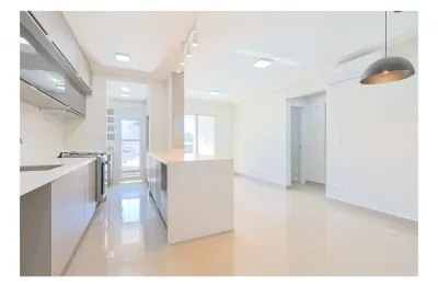 Último andar | face norte | 2 vagas | 2 quartos (1 suíte) | semi-mobiliado | água verde |