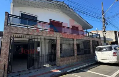 Excelente casa para investimento com 03 apartamentos para locação no bairro são judas em balneário camboriú