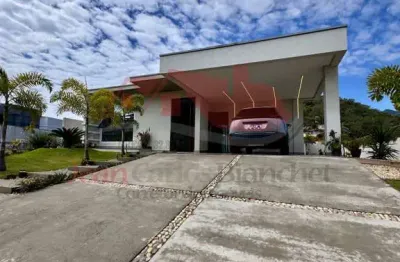 Casa térrea mobiliada e decorada com amplo terreno no condomínio caledônia em camboriú