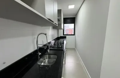 Amplo apartamento de 2 quartos com suíte em prédio com elevador a 700m do mar!