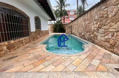 Casa isolada com piscina e edícula a apenas 200 metros da praia