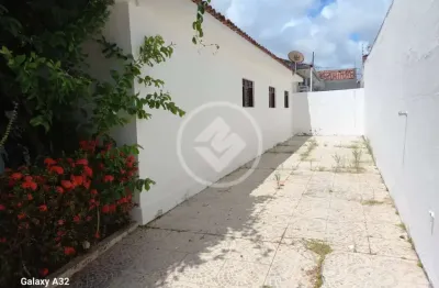 Casa com 03 domitórios e vagas de garagem para 05 carros com frente nascente em uma rua trnquila. codigo: 270070