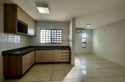 Próxima da prefeitura de londrina, casa geminada, com três dormitórios (1 suíte)  quintal, corredor