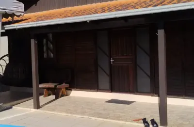 Casa a venda com 3 quartos, piscina e móveis planejados em piçarras-sc