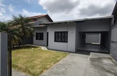 Casa plana mobiliada com edícula, averbada no bairro costa e silva com 3 quartos.