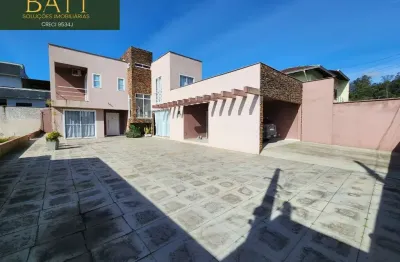 Sobrado à venda em joinville-sc, iririú: 3 quartos, 1 suíte, sala, 4 banheiros, 2 vagas, 181,24 m². venha conferir!