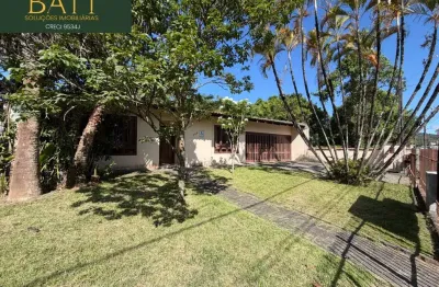 Casa à venda, com terreno de 731,25 m2 em Joinville-SC, Saguaçu! 3 quartos, 1 suíte, 2 salas, 3 banheiros, 2 vagas de garagem e 270m².