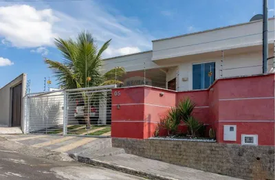 Casa linear, com 3 quartos (1 suíte) , área de lazer. quintas das avenidas 2.