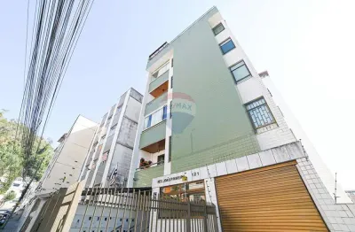 Apartamento de 02 quartos com 93m², suíte e prédio com elevador no jardim glória