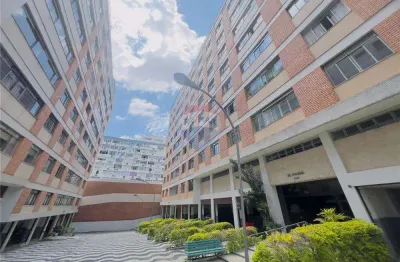 Apartamento amplo de três quartos no centro para locação