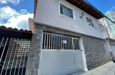 Casa com 04 quartos e 03 banheiros para locação no jardim glória