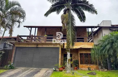 Casa em condomínio fechado de alto padrão no residencial laje de pedra.