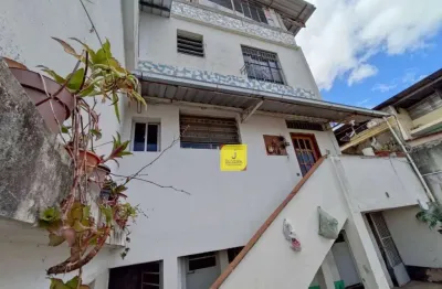 Excelente imóvel, com excelente localização, no bairro ladeira, com casa de 3 quartos e 3 kitnets, com frente para duas ruas.
