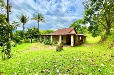 Sítio com 22.500m²,  com 2 casas, 4 quartos( 2 suítes) a 3,5km da br0-40 e trevo salvaterra.