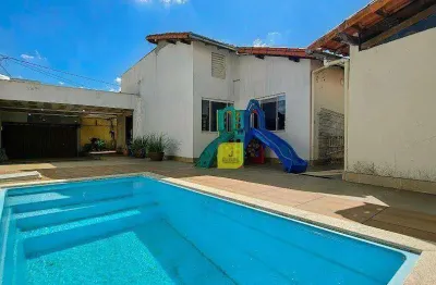 Casa linear e individual com 3 quartos (suíte), a´rea de lazer e 3 vagas no aeroporto