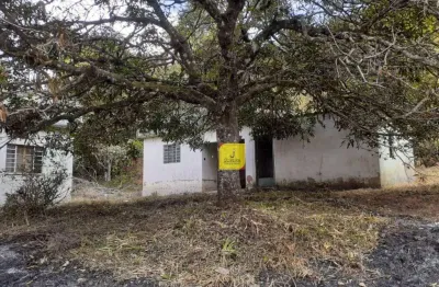 Sítio com excelente localização, na beirinha do asfalto. estrada de torreões. com 12 hectares, e 3 casas (precisando de reformas).